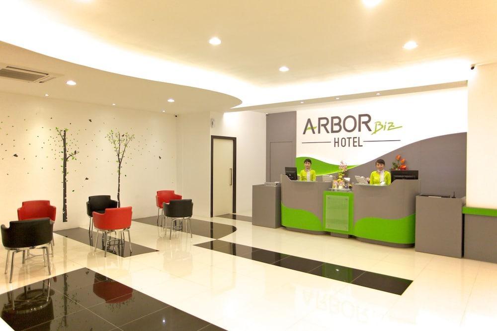 Arbor Biz Hotel Makassar Bagian luar foto